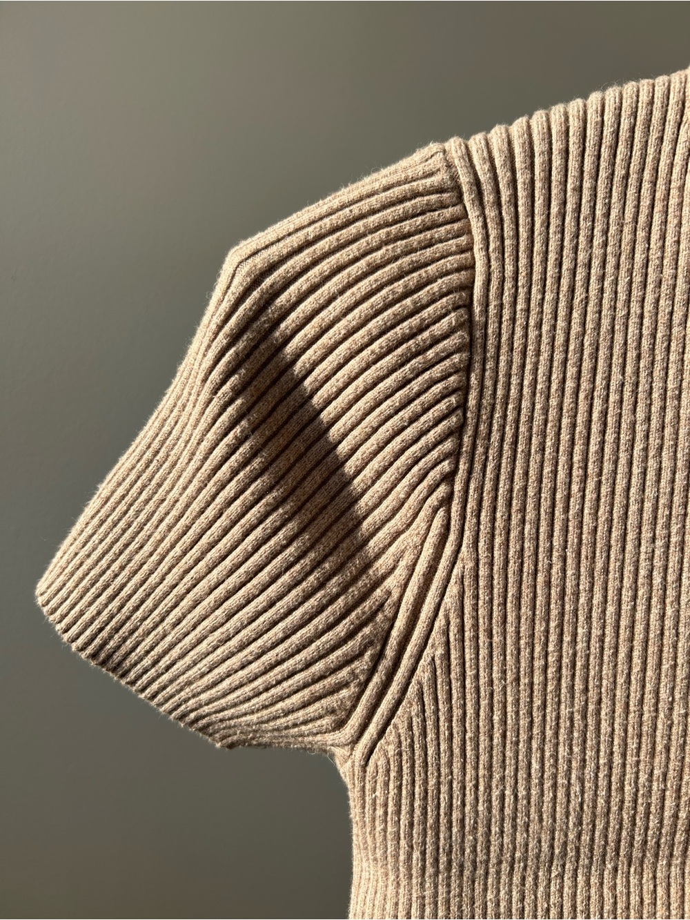 J. Crew Scalloped V-Neck Ribbed Button Short Sleeve Top in Taupe EUC Size M - Picture 4 of 5